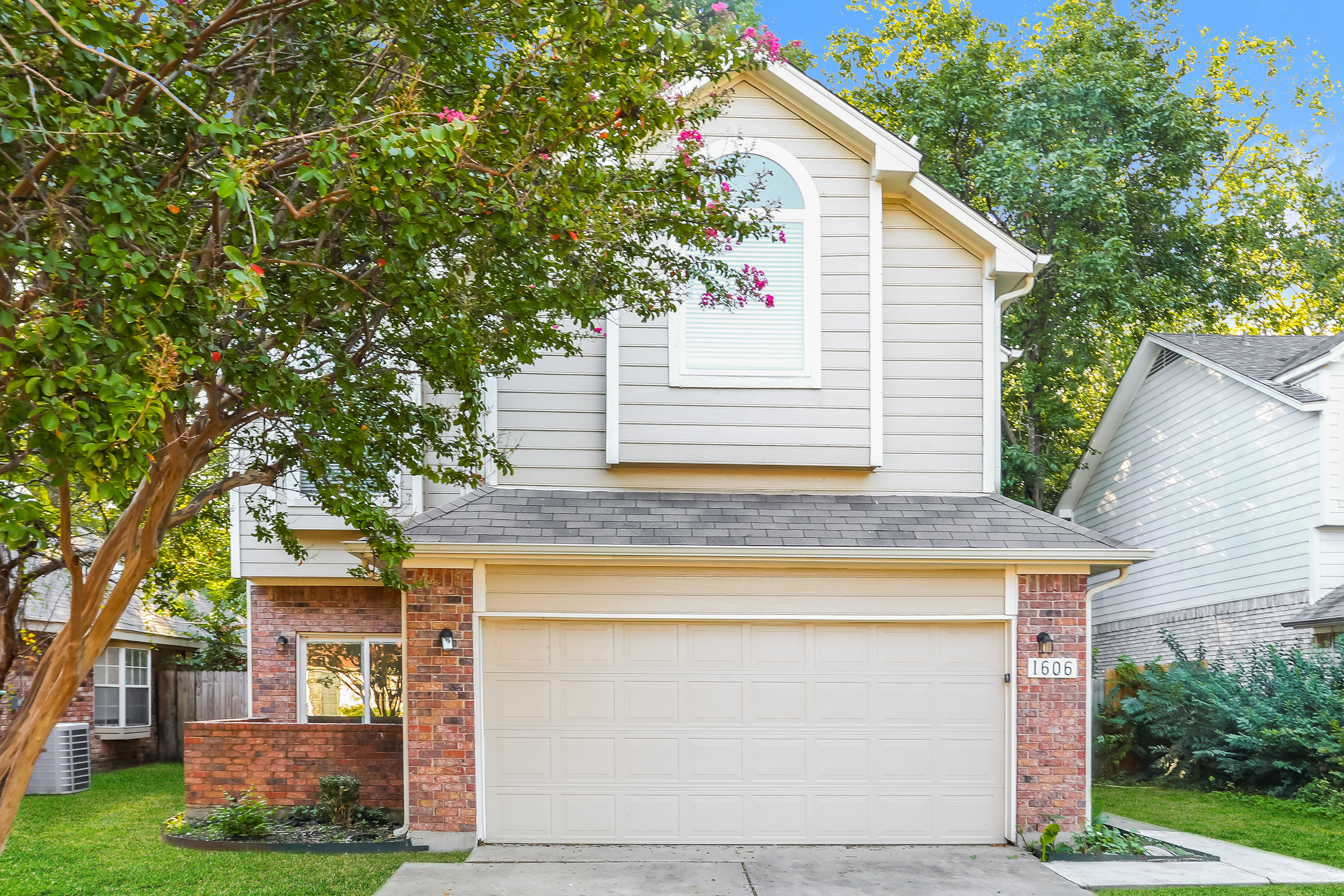 1606 Allen Dr Cedar Hill, TX 75104
